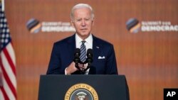 Presiden AS Joe Biden memberikan pidato pada penutupan KTT Demokrasi, Jumat (10/12). 