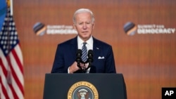 El presidente de EEUU, Joe Biden, clausura la primera Cumbre por la Democracia desde la Casa Blanca, en Washington DC, el 10 de diciembre de 2021.