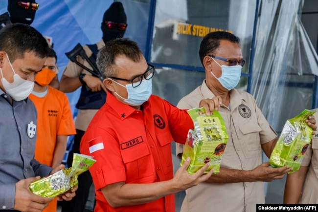 Petugas BNN memperlihatkan paket sabu yang disita dari dua tersangka penyelundup narkoba saat konferensi pers di Banda Aceh pada 13 Oktober 2020. (Foto: AFP/Chaideer Mahyuddin)