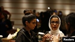 Para tamu perempuan menghadiri "Arab Fashion Week" di Riyadh, 10 April 2018. 