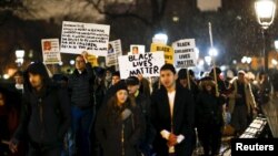 장난감 총을 갖고 있던 10대 흑인 소년을 총으로 쏴 숨지게 한 경관에 대해 불기소 결정이 내려지자, 28일 미국 뉴욕 맨하튼에 모인 시위대가 배심원의 결정에 항의하고 있다.