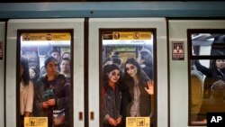 Фото: молодь у костюмах зомбі в метро під час святкування Гелловіну, Чилі, 2018 рік