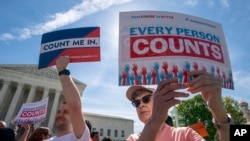 이민 인권운동가들이 지난 4월 워싱턴 DC의 대법원 앞에서 인구조사(Census)에 시민권 질문이 들어가는 문제를 두고 시위하고 있다. 