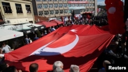 Përkrahës të Erdoganit mbajnë flamurin turk, ndërsa Recep Tayyip Erdogan dhe Aleksandar Vucic vizitojnë Novi Pazarin, në Serbi, tetor 2017
