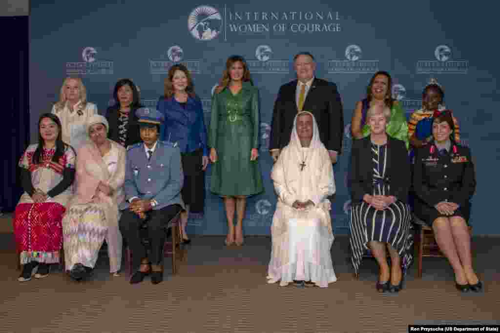 مایک پمپئو وزیر خارجه و ملانیا ترامپ بانوی اول آمریکا در کنار برندگان امسال &laquo;جایزه زنان شجاع&raquo;