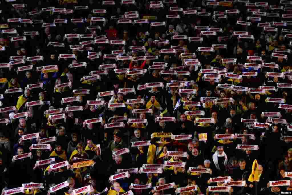 Para demonstran menuntut pembebasan para pemimpin separatis Catalan yang ditahan pemerintah Spanyol dalam aksi di Lapangan Sant Jaume di Barcelona, Spanyol.