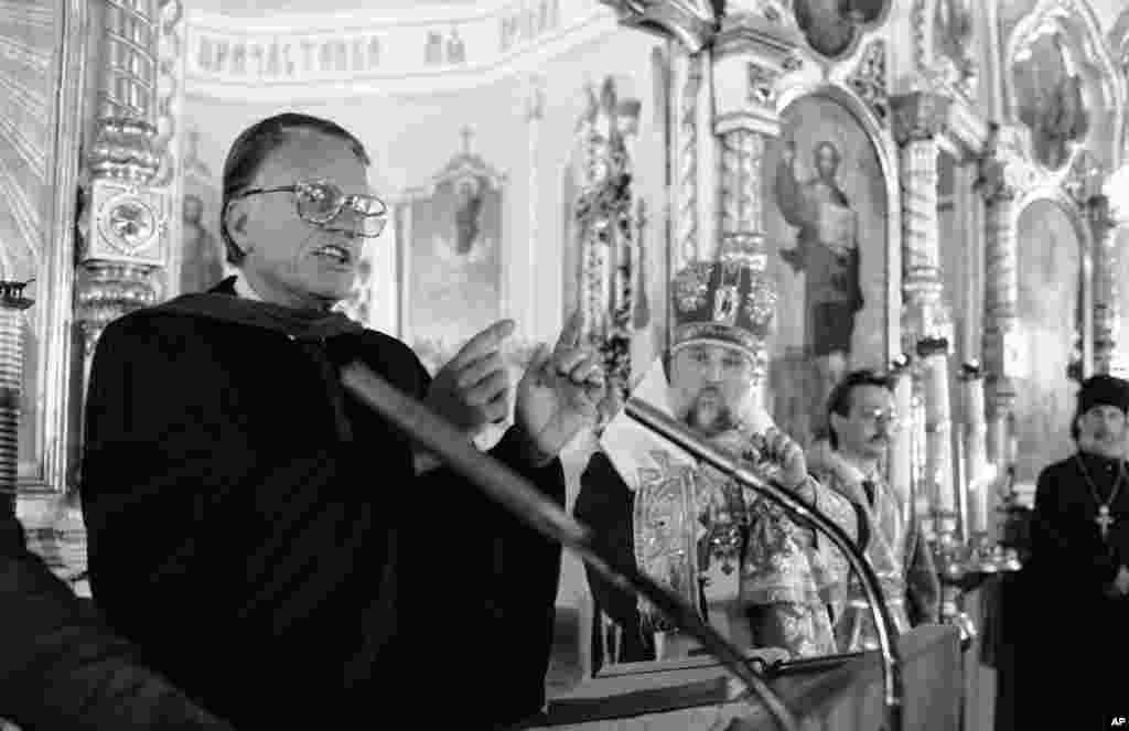 Episkopi i 300 vernika u ruskoj crkvi Vaskrsenje slušaju obraćanje američkog evangeliste Bilija Grejema. Septembar, 1984.&nbsp;