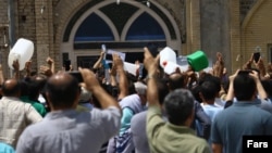 تجمع مردم خرمشهر در اعتراض به قطع آب و شوری آب آشامیدنی 