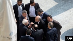 El ministro de Relaciones Exteriores de Irán, Mohammad Javad Zarif (centro a la izquierda) y otros funcionarios iranís conversan en privado luego de una reunión con las potencias mundiales y Estados Unidos.