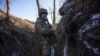 Soldado ucraniano en una trinchera en la línea de separación con los rebeldes prorrusos, en Mariúpol, en la región de Donetsk, Ucrania, el 20 de enero de 2022. [Archivo de AP/Andriy Dubchak]