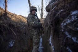 Seorang tentara Ukraina siaga dekat wilayah Donetsk, Ukraina timur yang dikuasai pemberontak pro-Rusia (20/1).