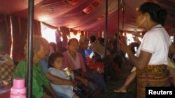 Warga desa Pulau Palue yang terkena imbas meletusnya gunung Rokatenda, beristirahat di tenda penampungan pengungsi di Maumere, provinsi Nusa Tenggara Timur (12/8). 