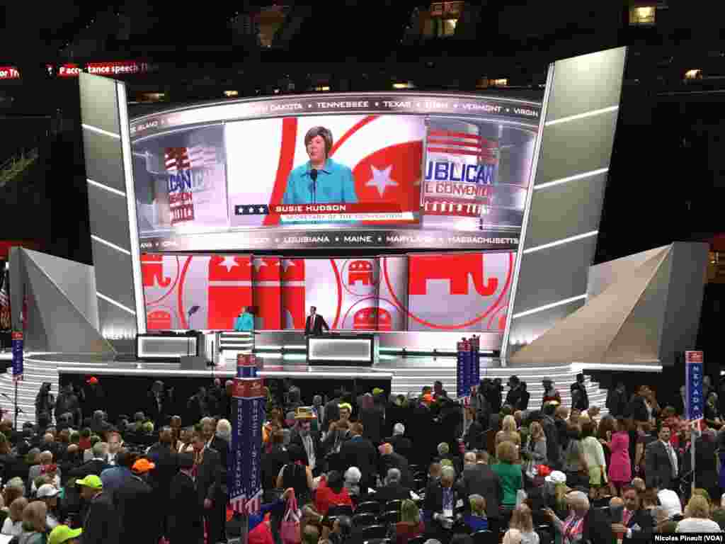 Des écrans géants retransmettent en direct la convention nationale des républicains dans la Quicken Loans Arena, à Cleveland, Ohio, le 18 juillet 2016. (VOA/Nicolas Pinault).