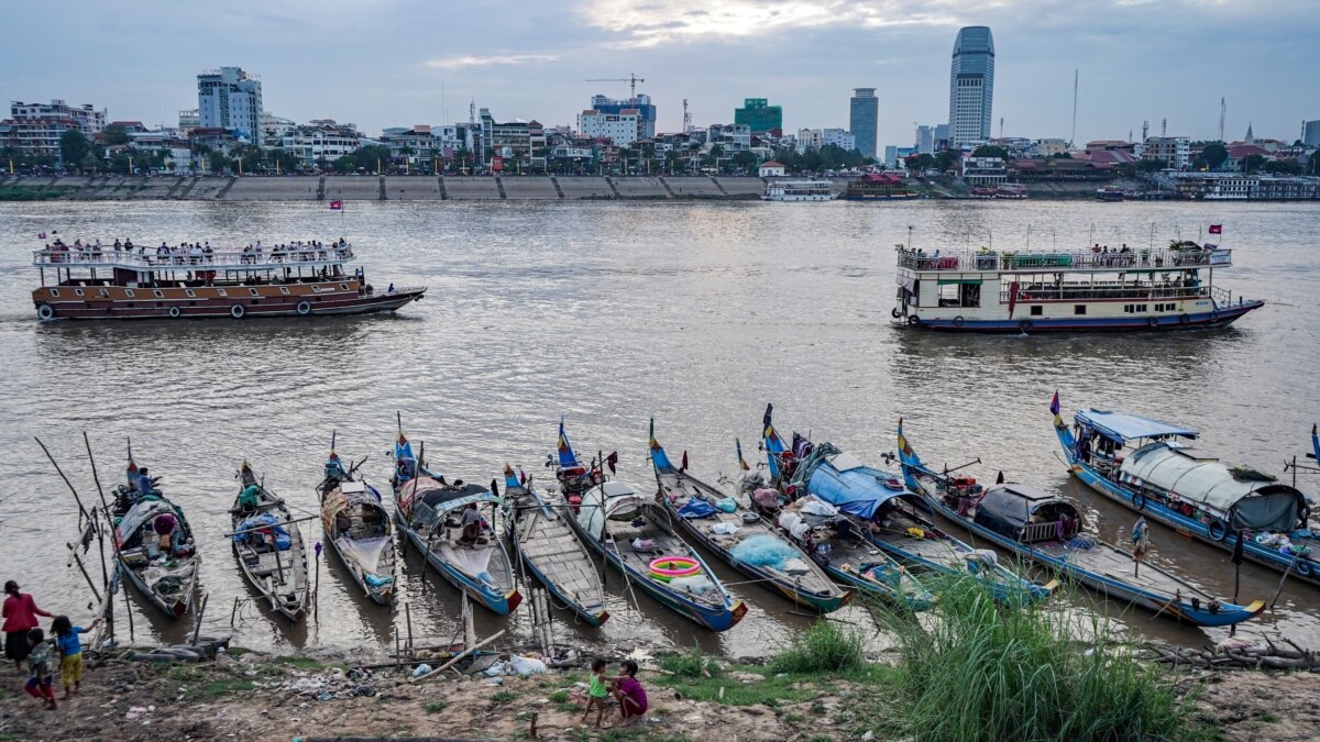 City Hall to Evict Phnom Penh's River Communities to 'Preserve Environment' - Vimarsana News