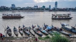 Fishing boats dock along the Mekong riverbank in Phnom Penh, Cambodia, December 30, 2018. (Khan Sokummono/VOA Khmer)