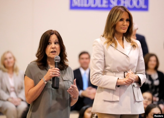 Karen Pence y Melania Trump, visitan una escuela media en Fort Bragg, Fayeteville, Carolina del Norte, una de las bases militares más grandes de EE.UU., donde hay varias unidades de fuerzas de operaciones especiales de élite. Abril 15 de 2019