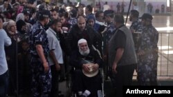 Des Palestiniens attendent en ligne à l’entrée de Rafah à la frontière entre l’Egypte et la Palestine, dans le sud de Gaza, 11 mai 2016.