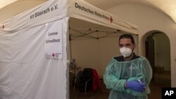 یکی از کارکنان صلیب سرخ در چادری در ناحیه بیبراخ آلمان. بیبراخ با ۵۰۰ مورد ابتلا طی هفت روز بیشترین موارد ابتلا را داشته است. (۱۰ نوامبر ۲۰۲۱)