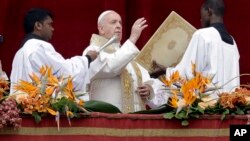 Paus Fransiskus menyampaikan pesan Paskah "Urbi et Orbi" ("kepada kota dan dunia) di Lapangan Santo Petrus di Vatikan, 21 April 2019. 