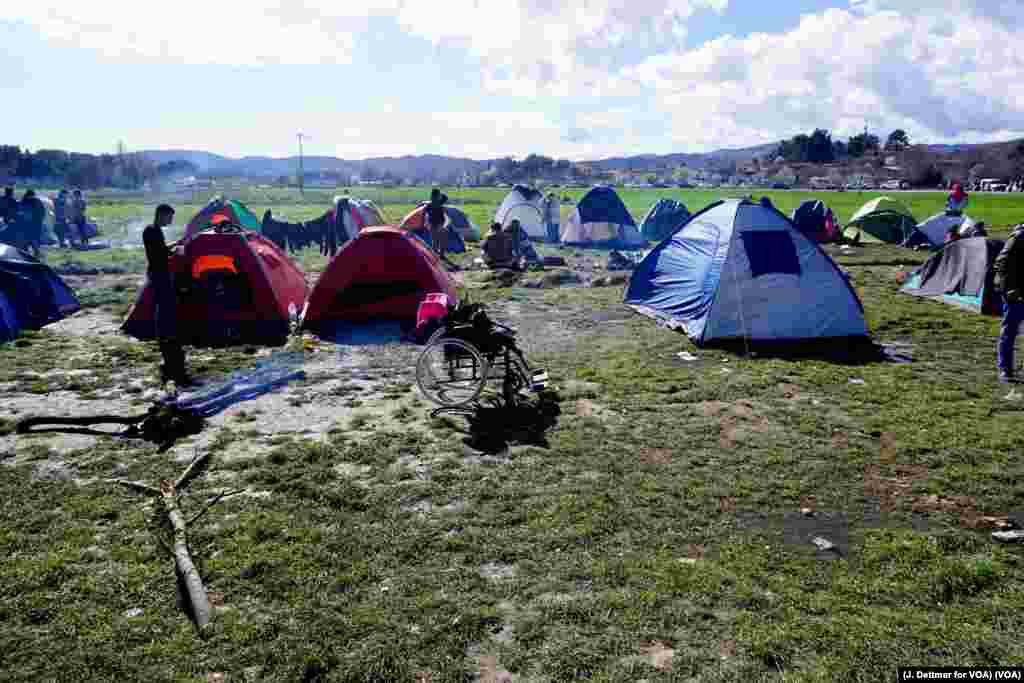 یک ولچیر خالی نزدیک به خیمه های پناهجویان در اقامتگاۀ منطقۀ ایدامینی در مرز شمالی یونان.