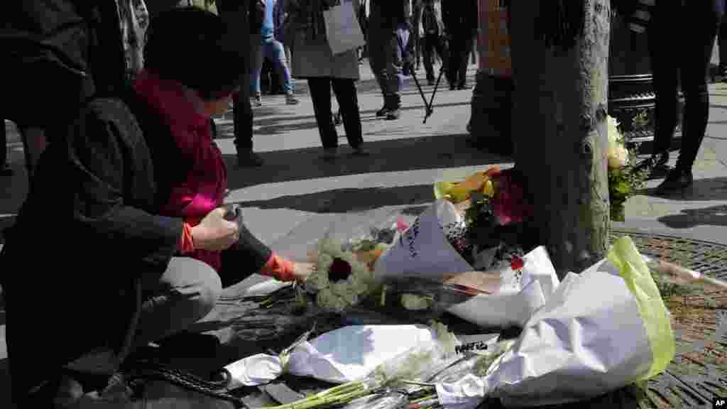 Des fleurs sont déposées à l’endroit où a été tué un policier, sur les Champs-Elysées à Paris, lors d’une attaque revendiquée par l’Etat islamique, le 21 avril 2017.