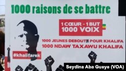 Une pancarte avec le message des jeunes : « 1000 de se battre » lors de la campagne pour les législatives à Dakar, Sénégal, 13 juillet 2017. (VOA/Seydina Aba Gueye)