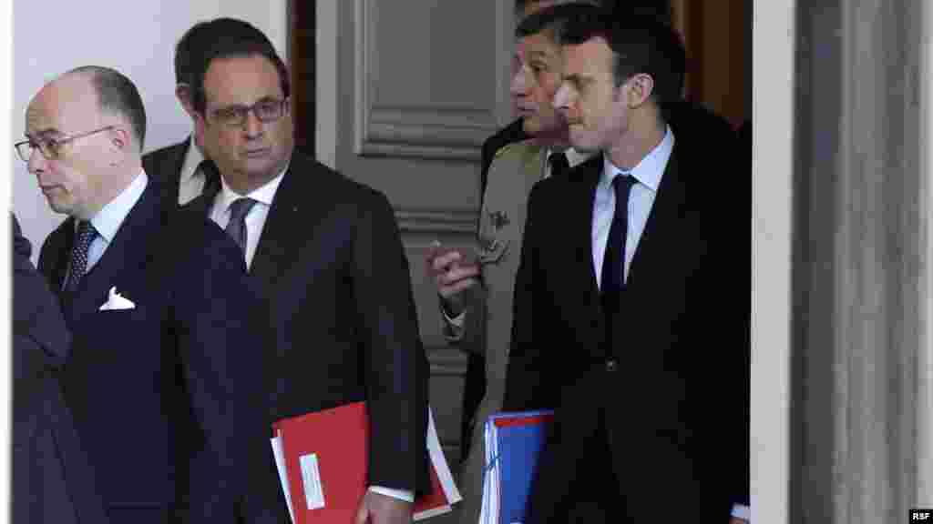 برنارد کازنوو (چپ) وزیر کشور و فرانسوا اولاند (راست) رئیس جمهوری فرانسه به دنبال وقوع حملات در کاخ الیزه دیدار کردند.