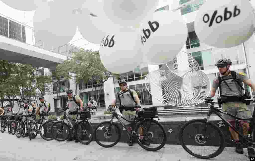 La policía de Tampa se prepara para la llegada de los manifestantes al Gas Light Park, en el centro de Tampa.