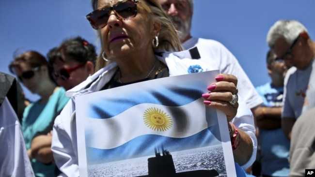 En esta imagen de archivo, tomada el 25 de noviembre de 2017, una mujer sostiene un cartel con el mensaje "Valientes del ARA San Juan, estamos con ustedes", delante de la base naval de la Armada en Mar del Plata, Argentina, (AP Foto/Esteban Félix, archivo)