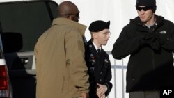 Bradley Manning (tengah) saat didampingi menuju pengadilan di Fort Meade, Maryland. (AP/Patrick Semansky)