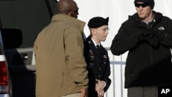 Bradley Manning es conducido esposado a la corte donde se efectuó la audiencia en Fort Meade, Maryland.