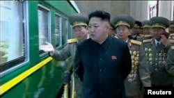 El líder norcoreano Kim Jong Un visitó la base militar localizada en la ciudad de Nampo durante la noche buena.