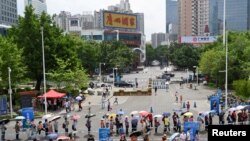 资料照：中国广东省广州市民排队接受新冠病毒核酸检测。（2021年5月29日）