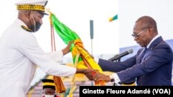La prise du drapeau lors de la prestation de serment de Patrice Talon au Bénin, le 23 mai 2021. (VOA/Ginette Fleure Adandé)