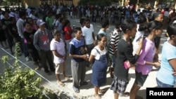 Cử tri xếp hàng trước phòng phiếu ở Dili trong cuộc bầu cử quốc hội, ngày 7 tháng 7, 2012