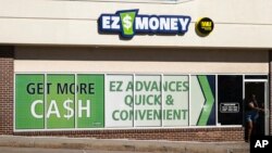 ARCHIVO - Esta foro de febrero 17 de 2017 muestra una tienda de préstamos de día de pago EZ Money Check Cashing en Omaha, Nebraska.