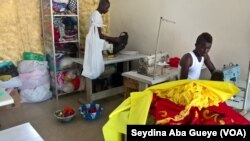 Lassana dans son atelier de couture, à Dakar, le 27 août 2017. (VOA/Seydina Aba Gueye)