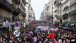 Para pekerjalayanan kereta api, guru, dokter, pengacara, dan lainnya bergabung dalam aksi protes dan mogok nasional di Paris, Kamis (9/1). 
