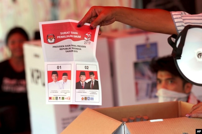 Para petugas pemilu melakukan perhitungan suara Pilpres di salah satu TPS di Jakarta, Rabu sore (17/4). (Foto: AP)