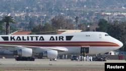 Archivo - Un avión contratado por EE.UU. que trae de regreso desde China a estadounidenses llega a la base militar March Air Reserve en el Condado Rivrside, California, el 29 de enero de 2020.