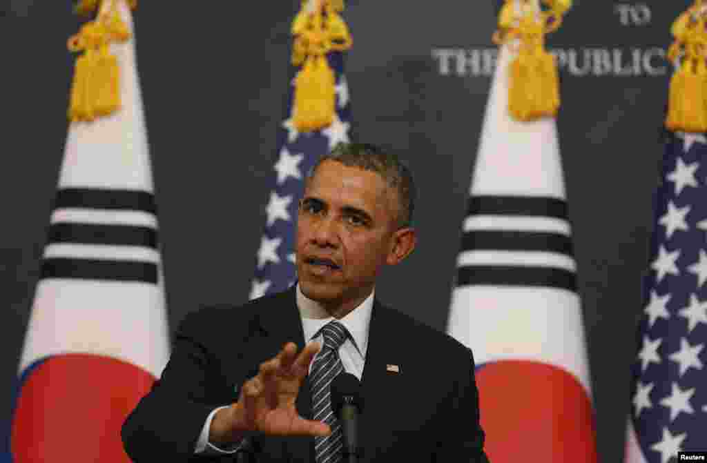 25일 한국을 국빈 방문 중인 바락 오바마 미국 대통령이 박근혜 한국 대통령과 정상회담 후 공동기자회견에서 기자들의 질문에 답하고 있다.