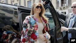 ملانیا ترامپ با کت ۵۱ هزار دلاری بوتیک «دولچه» و «گابانا»‌ در حاشیه اجلاس سران گروه هفت در سیسیل، ایتالیا 