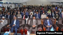 FILE - Somalia’s President Mohamed Abdullahi Mohamed (R) attends a closing ceremony after reaching an agreement with state leaders over the terms of a new election, at the National Consultative Council on Elections in Mogadishu, May 27, 2021.