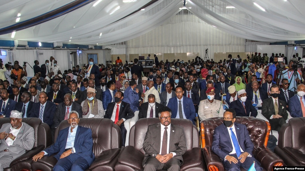 Somalia’s President Mohamed Abdullahi Mohamed (R) attends a closing ceremony after reaching an agreement with state leaders over the terms of a new election, at the National Consultative Council on Elections in Mogadishu. (File)