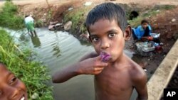 Sejumlah warga di Kantale, timur laut Kolombo, melakukan kegiatan sehari-harinya menggunakan sumber air dekat tempat tinggal mereka (foto:dok) . Air bersih merupakan masalah bagi banyak penduduk Sri Lanka.