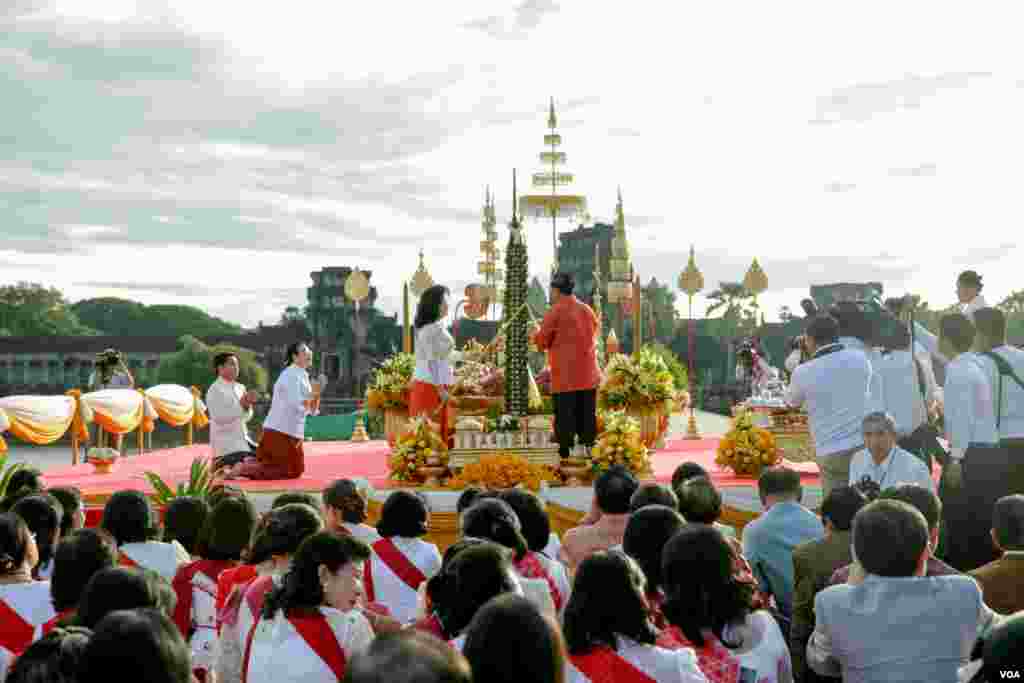 លោក​នាយករដ្ឋមន្ត្រី ហ៊ុន សែន និងភរិយា​នៅក្នុងពិធីបួងសួង​នៅមុខ​ប្រាសាទអង្គរ​វត្ត​ នៅទីក្រុង​សៀមរាប​ នៅថ្ងៃទី៣ ខែធ្នូ​ ឆ្នាំ​២០១៧។ (ខាន់​ សុគុំមនោ/VOA)&nbsp;