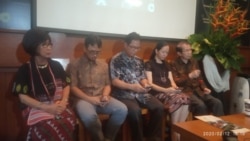 Peneliti senior Lembaga Biologi Molekuler Eijkman, David H Muljono (kanan); Ketua Asosiasi Jurnalis Bencana dan Krisis Indonesia Ahmad Arif (kedua dari kiri); dan Peneliti IPB Joko Pamungkas saat berdiskusi di kantor Lembaga Biologi Molekuler Eijkman, Jak