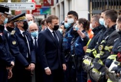 TT Pháp Emmanuel Macron tới thăm hiện trường vụ án mạng tại nhà thờ Notre Dame ở Nice, ngày 29/10/2020. REUTERS/Eric Gaillard/Pool