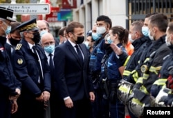 TT Pháp Emmanuel Macron tới thăm hiện trường vụ án mạng tại nhà thờ Notre Dame ở Nice, ngày 29/10/2020. REUTERS/Eric Gaillard/Pool