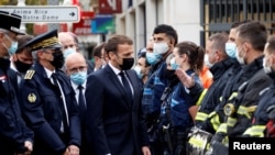 Французький президент Еммануель Макрон відвідав місце нападу у Ніцці, 29 жовтня 2020 р.